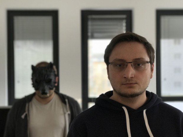 Auch dieses iPhone-Bild ist uns zu flau und zu dunkel, die Trennung der Ebenen ist aber sehr gut. Gut erkennbar: Die Schnur des Hoodies ist bereits unscharf, obwohl sie auf der gleichen Ebene wie das Gesicht liegt. (Bild: Tobias Költzsch/Golem.de)